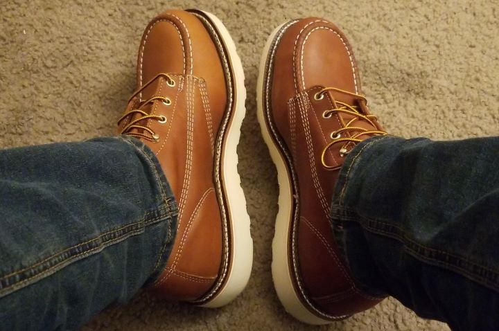 Observing the unique appearance of the moc toe work boots