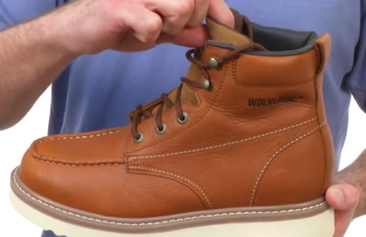 Checking the genuine leather upper side of the wedge sole work boots