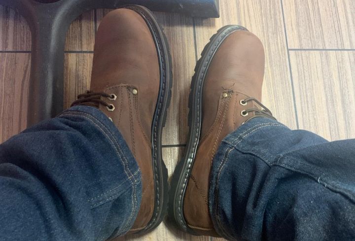 Wearing the leather work boots for electricians from Ever Boots