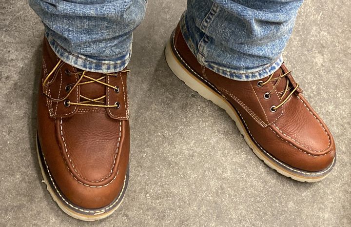  Using the waterproof work boots for electricians from Carharrt