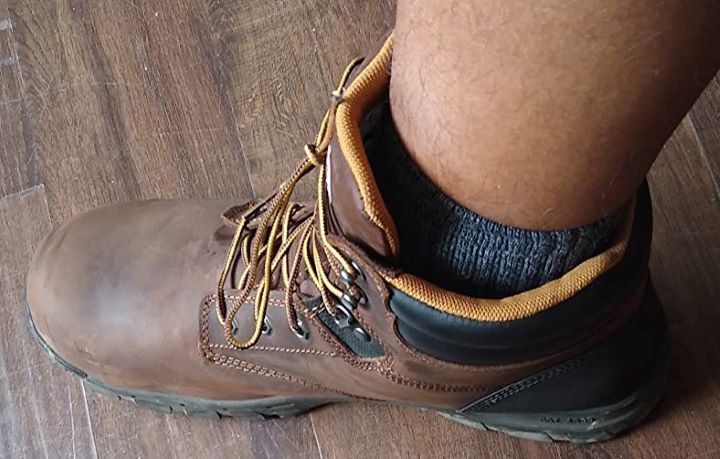 Trying the flexible work boots for electricians from Carharrt