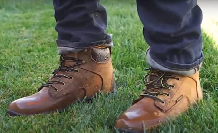 Examining the work boots if it offers a waterproofing technology