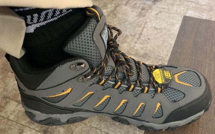 Using the breathable waterproof steel toe work boots