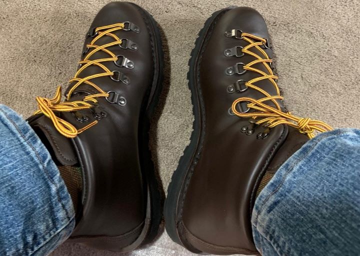 Checking the breathability of the work boot with Vibram soles