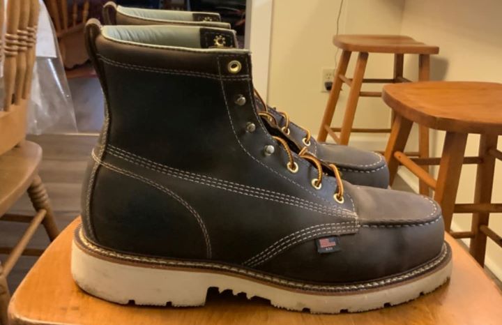 Observing the durable design of the work boots for carpenters