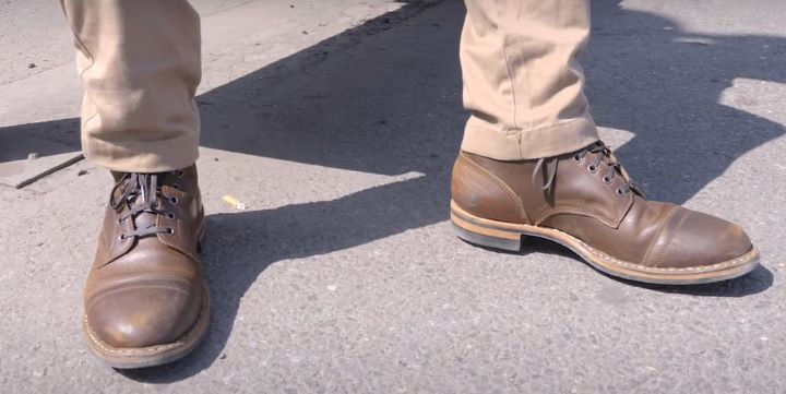 Analyzing the design of work boots for flat feet